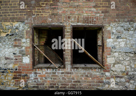 Ruggine di windows in un edificio a Seagram's Farm in Imber villaggio sulla Piana di Salisbury, Wiltshire, dove i residenti sono stati sfrattati nel 1943 per fornire una zona di esercizio per le truppe americane si preparano a invadere l'Europa. Strade attraverso la controllata MoD village sono ora aperte e si chiuderà di nuovo il lunedì 22 agosto. Foto Stock