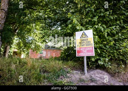 Un segnale di avvertimento in Imber villaggio sulla Piana di Salisbury, Wiltshire, dove i residenti sono stati sfrattati nel 1943 per fornire una zona di esercizio per le truppe americane si preparano a invadere l'Europa. Strade attraverso la controllata MoD village sono ora aperte e si chiuderà di nuovo il lunedì 22 agosto. Foto Stock