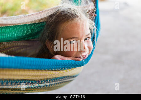 Sorridente ragazza caucasica posa in amaca Foto Stock