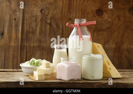 Organici prodotti lattiero-caseari - latte, panna, ricotta, yogurt Foto Stock