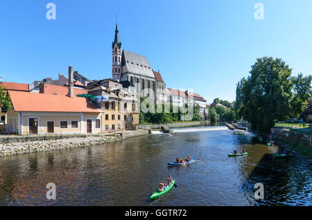 Ceský Krumlov (Böhmisch Krumau): canoisti sulla Moldava (Moldau) river a San Vito Chiesa, Ceco, Jihocesky, Südböhmen, Sud Bohem Foto Stock