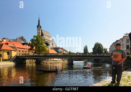 Ceský Krumlov (Böhmisch Krumau): canoisti sulla Moldava (Moldau) river a San Vito Chiesa, Ceco, Jihocesky, Südböhmen, Sud Bohem Foto Stock