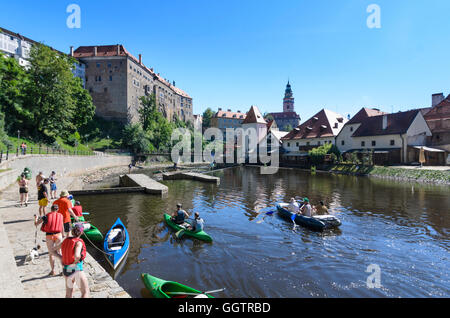 Ceský Krumlov (Böhmisch Krumau): canoisti sulla Moldava (Moldau) fiume nei pressi del castello, Ceco, Jihocesky, Südböhmen, Boemia del Sud, Foto Stock