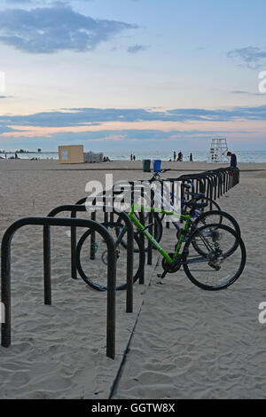 Il portabiciclette a Oak Street Beach chiaro fuori al tramonto a Chicago, Illinois. Foto Stock