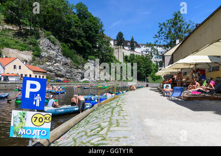 Ceský Krumlov (Böhmisch Krumau): canoisti sulla Moldava (Moldau) river, Ceco, Jihocesky, Südböhmen, Boemia del Sud, Foto Stock