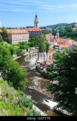 Ceský Krumlov (Böhmisch Krumau): Moldava (Moldau) Fiume con dei rematori , Castello e San Jobst Chiesa, Ceco, Jihocesky, Südböhmen, Foto Stock