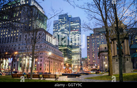 Panchine in città di notte Foto Stock