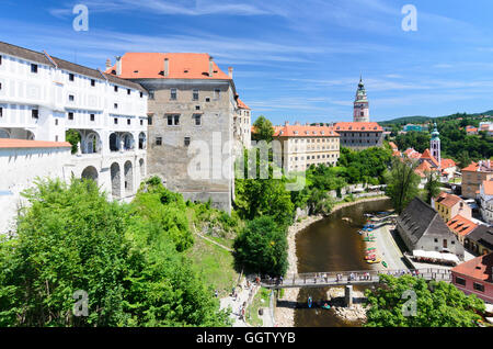 Ceský Krumlov (Böhmisch Krumau): Moldava (Moldau) Fiume con dei rematori , Castello e San Jobst Chiesa, Ceco, Jihocesky, Südböhmen, Foto Stock