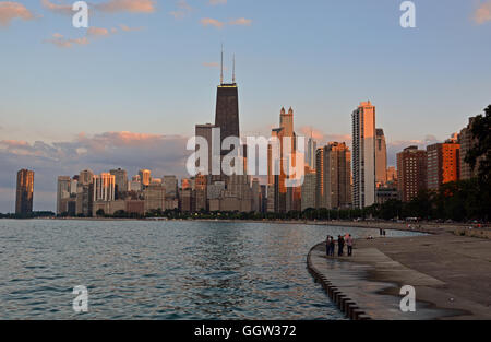 La skyline di Chicago dal Lago Michigan pista ciclabile sul lato nord. Foto Stock