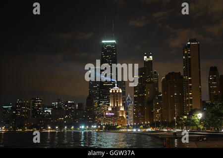 La skyline di Chicago dal Lago Michigan pista ciclabile sul lato nord. Foto Stock