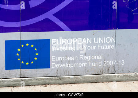 Un segno per il Fondo europeo di sviluppo regionale con l'UE insegne sul finanziati dalla UE miglioramenti di Lime Street in Liverpool. Foto Stock