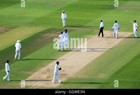 Il britannico Jonny Bairstow si congratula con Moeen Ali (centro destra) dopo aver raggiunto una partnership di secolo durante il quarto giorno del terzo Investec Test Match a Edgbaston, Birmingham. Foto Stock