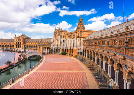 Siviglia, Spagna a piazza (Plaza de Espana). Foto Stock