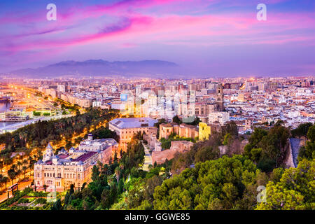 Malaga, Spagna cityscape presso la cattedrale, il Municipio e la Alcazaba cittadella di Malaga. Foto Stock