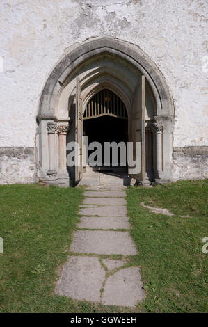 Karja chiesa medievale chiesa luterana situato nel villaggio Linnaka Su Saaremaa island, Estonia. Foto Stock