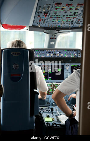 DUSSELDORF - 22 luglio 2016: Singapore Airlines Airbus A350 cockpit volo inaugurale Foto Stock