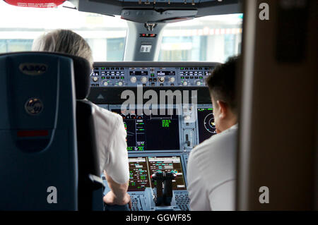 DUSSELDORF - 22 luglio 2016: Singapore Airlines Airbus A350 cockpit volo inaugurale Foto Stock