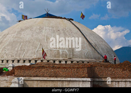 L antico stupa BODHANATH perse la sua parte superiore durante il terremoto 2015 - Kathmandu, Nepal Foto Stock