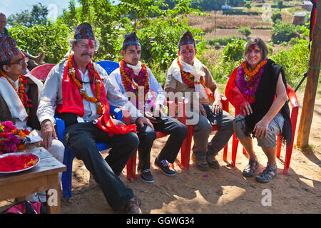 Christine Kolisch e Craig Lovell sono i membri fondatori di WeHelpNepal.org e fetted nel villaggio GOGANPANI - Nepal Foto Stock