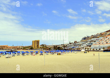 I turisti sulla spiaggia godendosi il sole Foto Stock