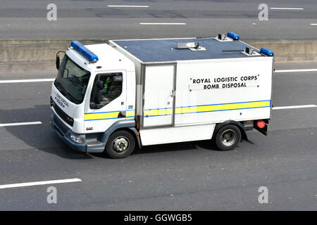 Vista frontale e laterale dall'alto dell'esercito britannico, camion per lo smaltimento di bombe del Royal Logistic Corps, guida sulla rotta orbitale di Londra, autostrada M25, Essex, Inghilterra, Regno Unito Foto Stock