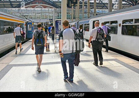 Trasporto pubblico maschile passeggeri indietro vista treni Abellio Greater Anglia in arrivo alla stazione ferroviaria di Liverpool Street UK Foto Stock