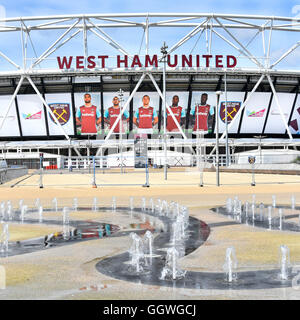 Queen Elizabeth Olympic Park kids play area di getti di acqua rising 2012 Londra Olympic Stadium convertito & operativa il West Ham United home venue oltre Foto Stock