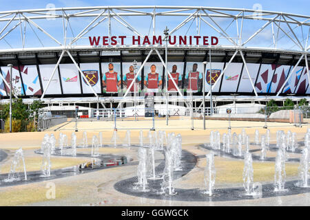 Queen Elizabeth Olympic Park area giochi per bambini getti d'acqua che sorgono 2012 Stadio Olimpico di Londra convertito e in uso come West Ham United sede di calcio nel Regno Unito Foto Stock