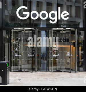 Porte a vetro per uffici di Google con segno girevole sopra la porta di ingresso al nuovo blocco di ufficio in Kings Cross Londra Inghilterra REGNO UNITO Foto Stock