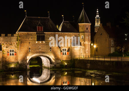 Il Koppelpoort è un combinato medievale di terra e acqua gate nella città olandese di Amersfoort. Costruire intorno al 1425. Foto Stock