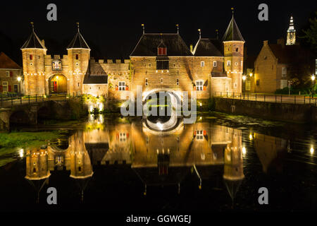 Il Koppelpoort è un combinato medievale di terra e acqua gate nella città olandese di Amersfoort. Costruire intorno al 1425. Foto Stock