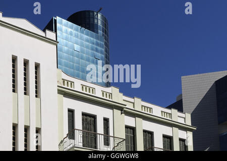 Sion edificio torre di uffici su Rothschild Boulevard si trova in netto contrasto con un vecchio edificio ristrutturato che è stato costruito nel 1925 nell'eclettismo architettura stile nel centro di Tel Aviv, Israele Foto Stock