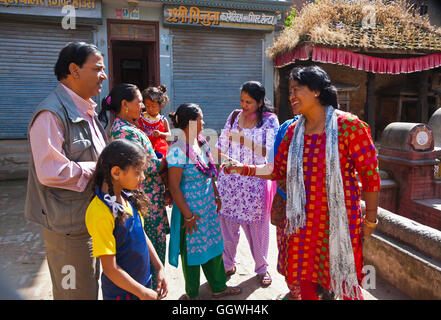 Keshab Regmi parla al prestito di microcredito srecipients nel villaggio THOKA - Kathmandu, Nepal Foto Stock