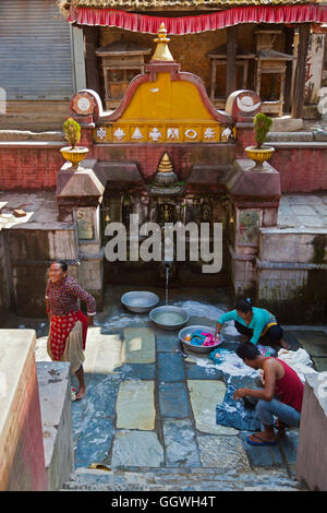 Le donne lavare i vestiti al pubblico bene nel villaggio THOKA - Kathmandu, Nepal Foto Stock