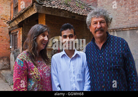 Christine Kolisch, Sandesh Poudel e Craig Lovell membri di wehelpnepal.org - Nepal Foto Stock