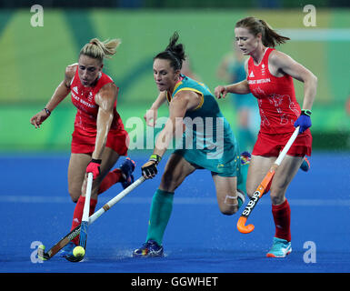 Gran Bretagna Susannah Townsend (sinistra) e Helen Richardson-Walsh (destra) prendere in Australia Madonna Blyth durante le donne del Pool B partita di hockey su ghiaccio all'Olympic Hockey Center sul primo giorno del Rio Giochi olimpici, Brasile. Foto Stock