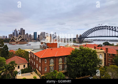 La città di Sydney vista sul porto con Harbour Bridge arco verso CBD grattacieli e case residenziali di Kirribili Foto Stock