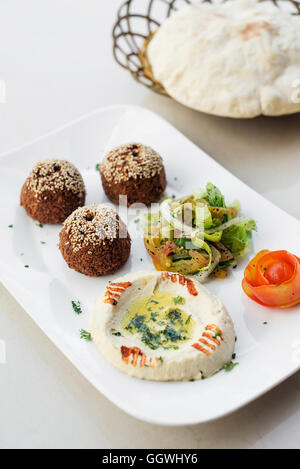 Falafel hummus houmus starter snack ristoranti mediorientali mezze meze platter Foto Stock