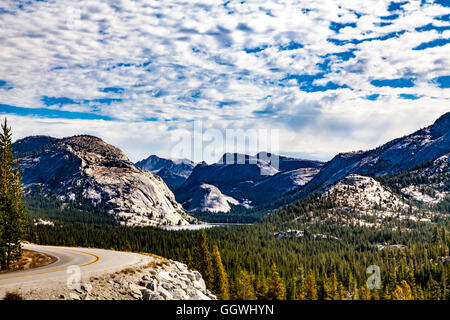 La vista dal punto Olmstead guardando ad est verso il Lago Tenaya nel Parco Nazionale di Yosemite lungo l'autostrada 120 Tioga pass road Foto Stock