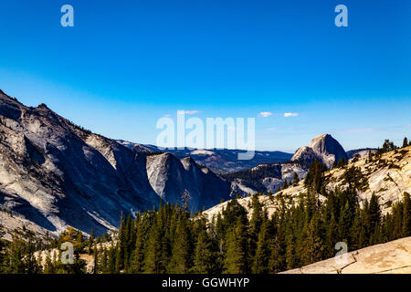 Una vista della valle di Yosemite dal punto Olmstead lungo l'autostrada 120 la Tioga pass road in California Foto Stock