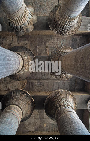 Egitto, Esna, Iunyn,Ta-Sened,tempio dedicato al dio Khnum.Colonne della hypostyle hall. Foto Stock