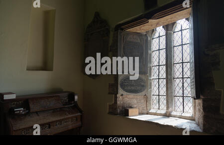 Una finestra nell'affascinante crooked chiesa di St Martin's a Cwmyoy, Monmouthshire. Foto Stock