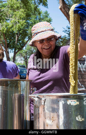 Ganado, Arizona - una pecora, la lana e il laboratorio di tessitura a Hubbell Trading Post sul Navajo Nation. Foto Stock