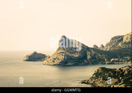 Mare bellissimo paesaggio con operazioni automatiche di fine campo viaggio estivo tramonto pastello colori retrò Foto Stock