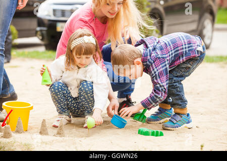 Bambini che giocano in una sandbox Foto Stock