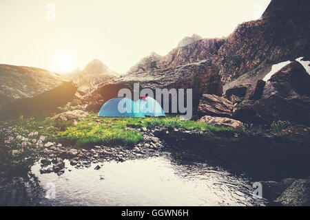 Paesaggio di montagne e tende campeggio viaggio concetto Lifestyle vacanze estive all'aperto Foto Stock