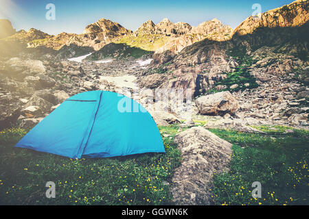 Paesaggio di montagne e tende da campeggio viaggio concetto Lifestyle vacanze estive all'aperto Foto Stock