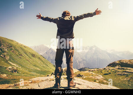 Uomo felice le mani alzate alpinismo Travel Lifestyle concetto paesaggio delle montagne sullo sfondo avventura vacanze outdoor Foto Stock