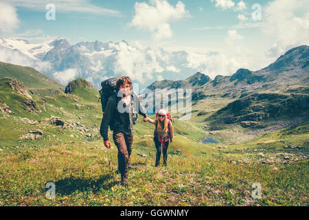 Felice coppia romantica l uomo e la donna i viaggiatori con zaino holding hands alpinismo viaggiare lo stile di vita e il rapporto di amore