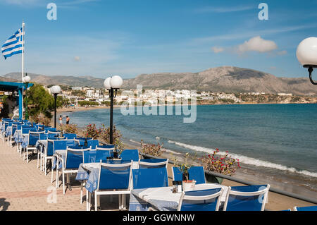 Una vista di uno dei prominade a Makrygialos sull'isola greca di Creta. Foto Stock